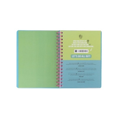 Caderno espiral azul aberto com páginas interiores azul e verde, texto e código Spotify
