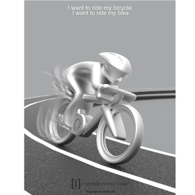 Escultura metálica prateada de ciclista num cenário minimalista cinzento com texto acima