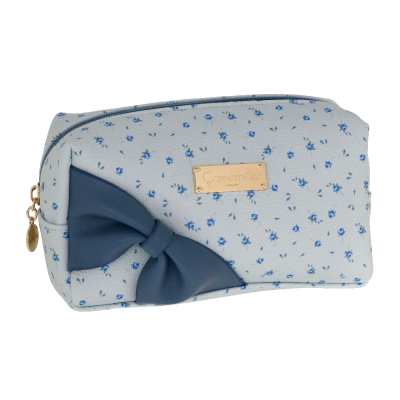 Necessaire azul claro com padrão floral, laço azul escuro e placa dourada
