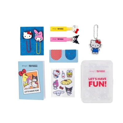 Conjunto de produtos Hello Kitty and Friends com blocos, clips, marcadores, chaveiro e autocolantes.