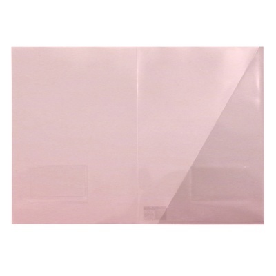 Envelope rosa claro aberto parcialmente