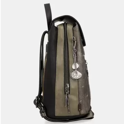 Mochila verde-oliva e preta vista de lado com chaveiro Anekke