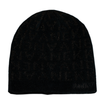 Gorro preto de malha com padrão de letras em relevo e logo Anekke