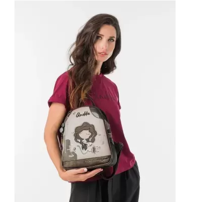 mochila Anekke com desenho e texto, mulher com t-shirt borgonha