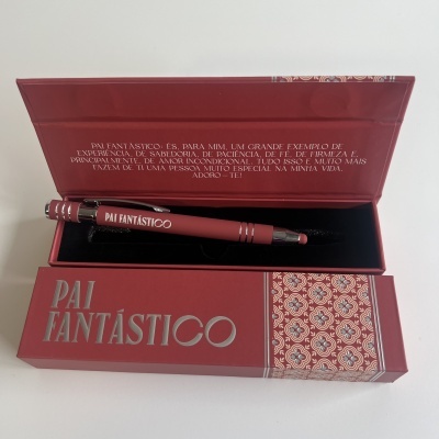Caneta vermelha com estojo vermelho e mensagem para pai fantástico