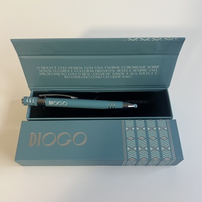 Caneta azul-turquesa com caixa azul e detalhes prateados