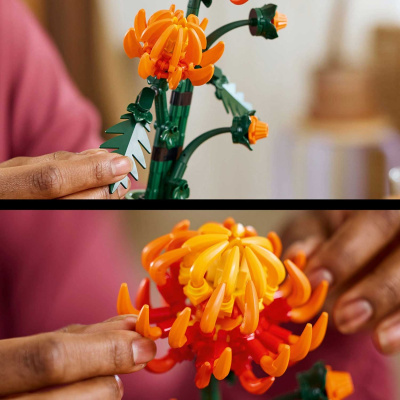 Pedaços de plástico de cor laranja e verde sendo montados para formar uma flor.
