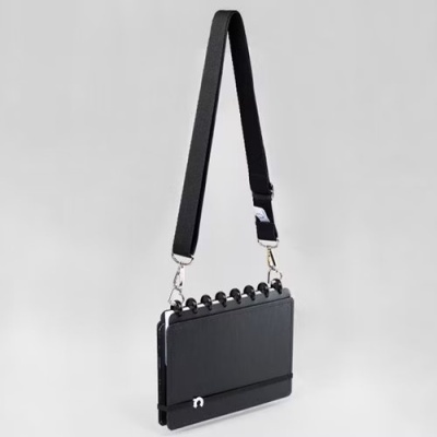 Caderno preto com argolas e correia preta suspenso