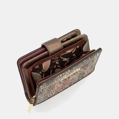 Carteira castanha com textura, bolso com fecho e interior com padrão abstrato
