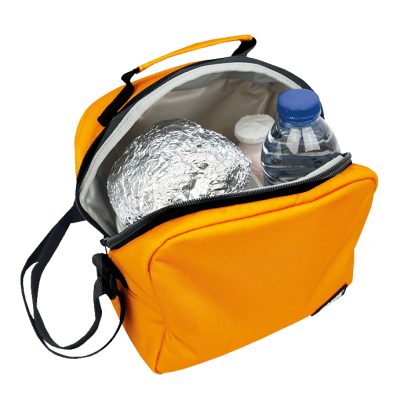 Mala térmica laranja aberta com garrafa de água, recipiente em alumínio e copo