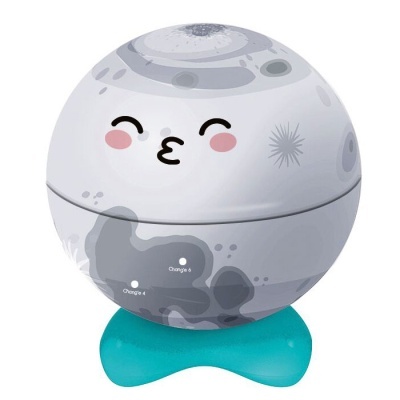 Esfera branca com rosto sorridente e padrão lunar cinzento sobre base azul