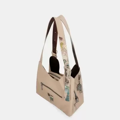 Mala de ombro bege com alça dupla e lenço colorido amarrado