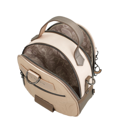 Mochila pequena bege e castanha com várias divisórias e padrão interior