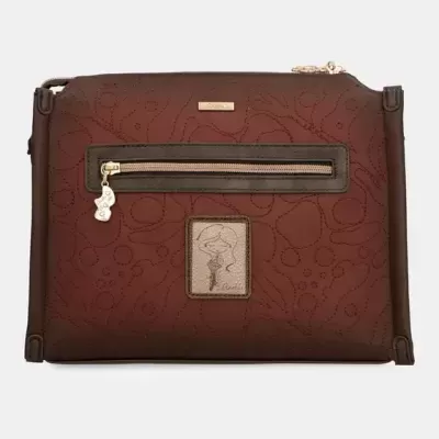 Bolsa de mão castanho escuro com padrão decorativo e aplicações metálicas