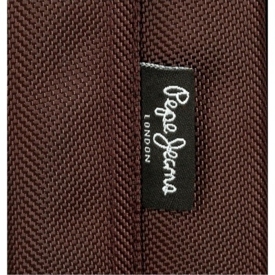 Etiqueta Pepe Jeans em tecido castanho