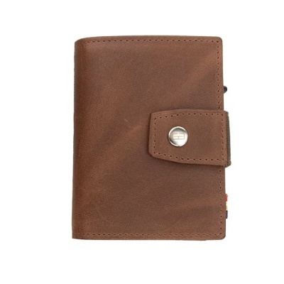 Carteira castanha em pele com fecho de aba e botão metálico