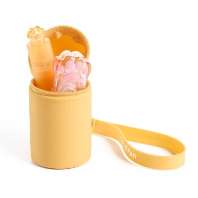 Estojo amarelo claro com duas embalagens transparentes em forma de pata dentro