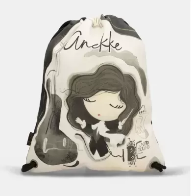 Mochila saco branca com desenho de personagem e texto Anekke