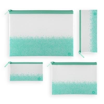 Conjunto de quatro bolsas brancas com padrão verde e fechos verdes