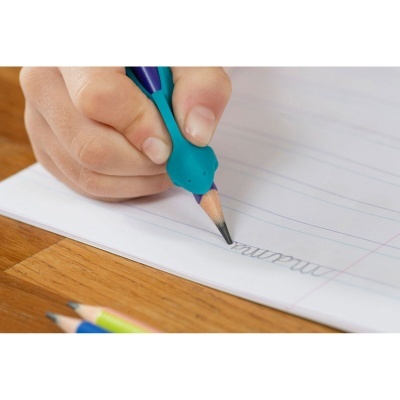 Mão segura lápis com punho azul a escrever no caderno