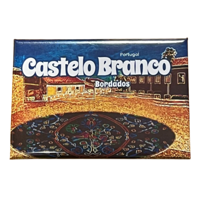 Embalagem do produto Castelo Branco Bordados com imagem de pátio e tapete bordado