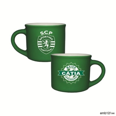 Duas canecas verdes com símbolos e texto do Sporting Portugal
