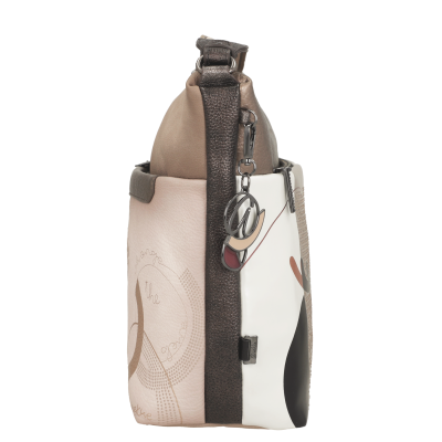 Mala de mão em couro bege e castanho com estampas abstratas e pêndulo metálico