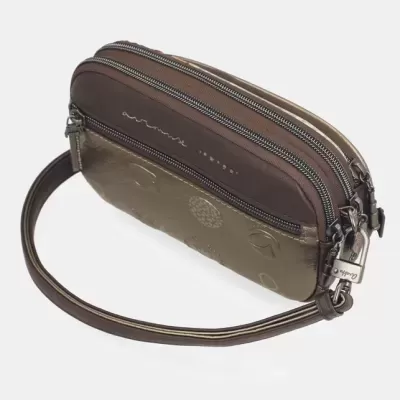 Bolsa de mão castanha com padrão texturado e alça fina