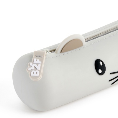 Estojo branco em forma de rato com olhos pretos, bigodes e orelhas bege, com fecho de correr e puxador B2F