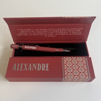 Caneta esferográfica vinho com estojo vermelho decorado e texto ALEXANDRE