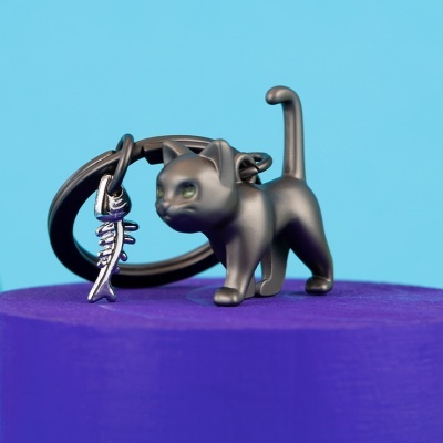 Chaveiro com gato cinzento metálico e pendente espinha de peixe prateada