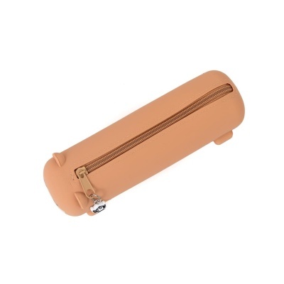 Estojo cor de bege com fecho de correr castanho e pendente metálico em fundo branco