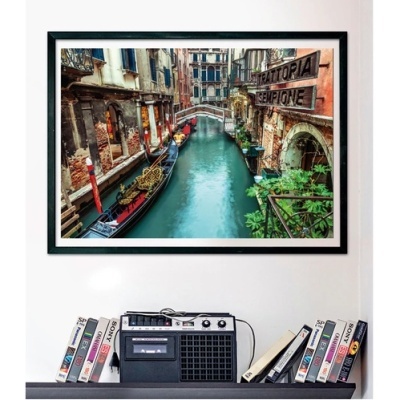 Fotografia emoldurada de canal em Veneza com gondolas e edifícios antigos