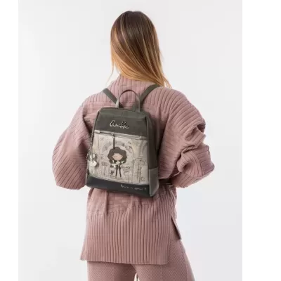 Mochila cinzenta e preta com ilustração frontal e texto Anekke
