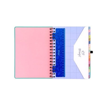 Agenda com capa interior rosa, régua azul e envelope branco com texto e desenho