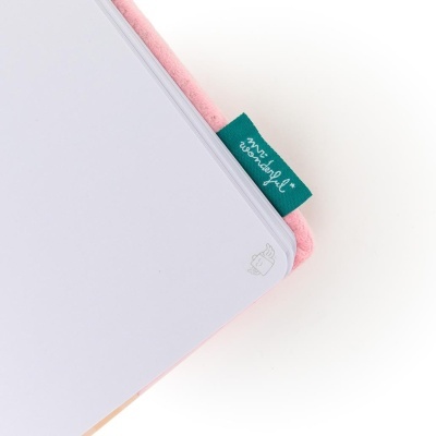 Agenda com capa rosa aveludada e etiqueta verde com texto mini wonderful