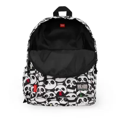 Mochila branca com padrão de pandas em preto e detalhes a vermelho e verde