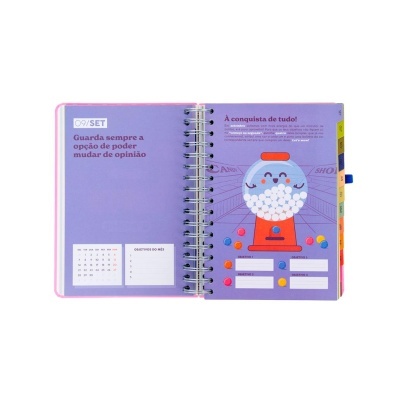 Caderno espiral aberto com páginas lilás, calendário do mês SET e ilustração de máquina de bolinhas