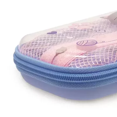 Estojo rígido azul com tampa transparente decorada com corações e novelos de lã