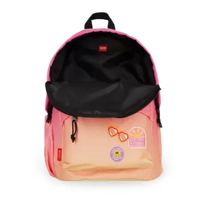 Mochila rosa com interior preto e patches decorativos na frente