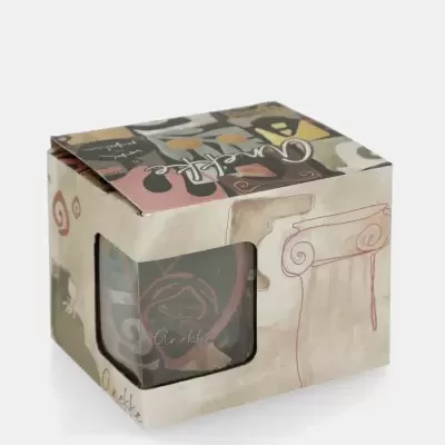 Caixa de cartão com caneca decorativa visível pela janela e design gráfico abstrato.