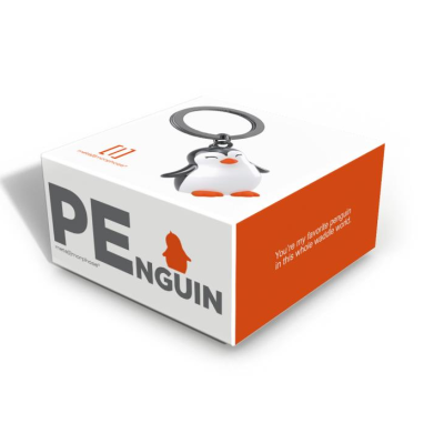 Chaveiro pinguim preto, branco e laranja em caixa branca e laranja com texto