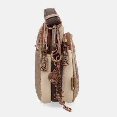 Mala pequena bege e castanha com fechos metálicos bronze e pendente decorativo