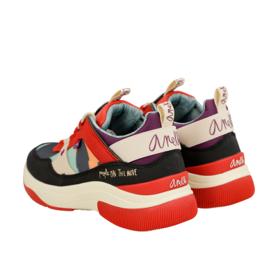 Sapatilhas desportivas coloridas com sola vermelha e etiqueta 'Anaki ON THE MOVE'