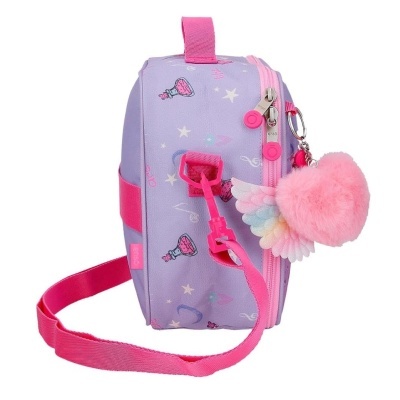 Mala pequena lilás e rosa com padrão de estrelas, frascos e chaveiro em forma de coração felpudo.