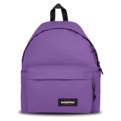 Mochila Eastpak roxa com bolso frontal e etiqueta preta com logo.