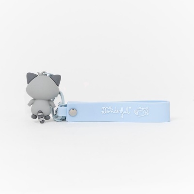 Chaveiro com figura de gato cinzento e tira azul clara com texto mr. wonderful