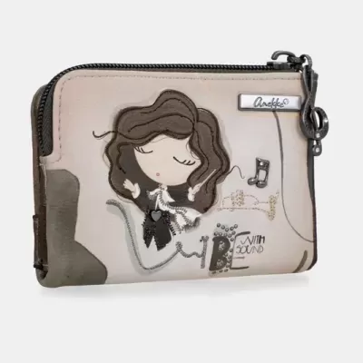 Carteira bege com fecho e desenho de menina com cabelo castanho e texto decorativo