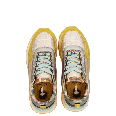 ténis coloridos com atacadores azul claro e sola grossa