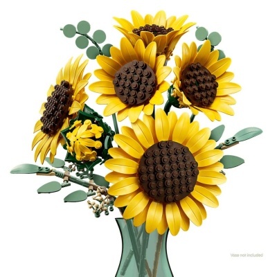 Bouquet de girassóis amarelos de peças tipo LEGO com folhas verdes num vaso de vidro verde